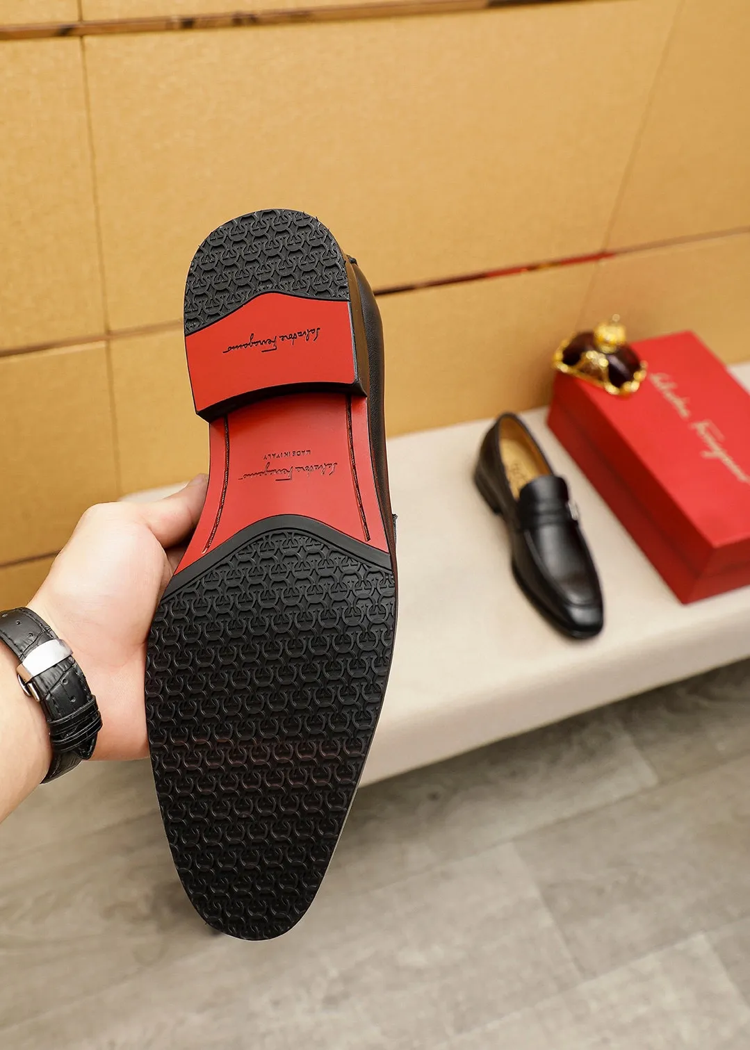 Men's shoes 💰460 💐 Product trademark: Ferragamo "Ferragamo" casual leather shoes Regular size: 38-44 (45.46🉑️customized) Product materials: Selected imported first-layer calfskin upper + luxury hardware buckle, imported water-dyed cowhide leather lining. Strong three-dimensional visual effect, original outsole color: 2⃣️seed leather materials optional